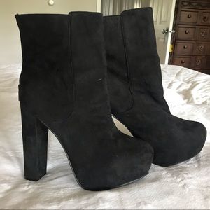 CHUNKY SUEDE BLACK HEELED BOOTS
